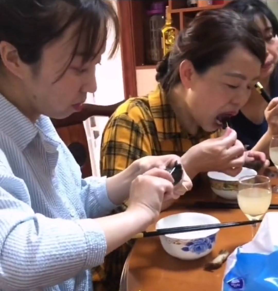 到底是父子郭威和姚爸一起走路的背影真像啊