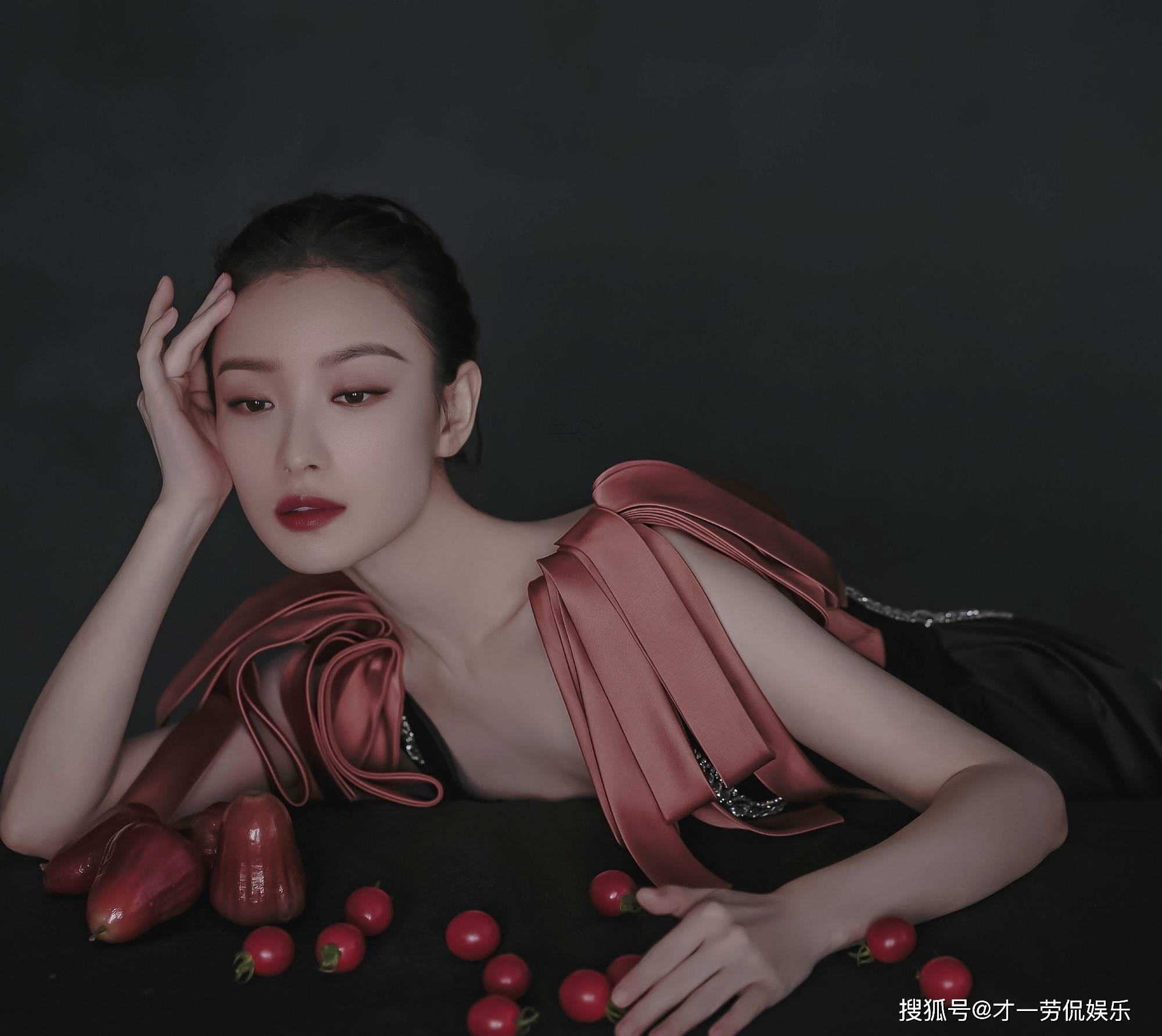 倪妮终于换发型了剪短发穿绿色旗袍别有一番韵味