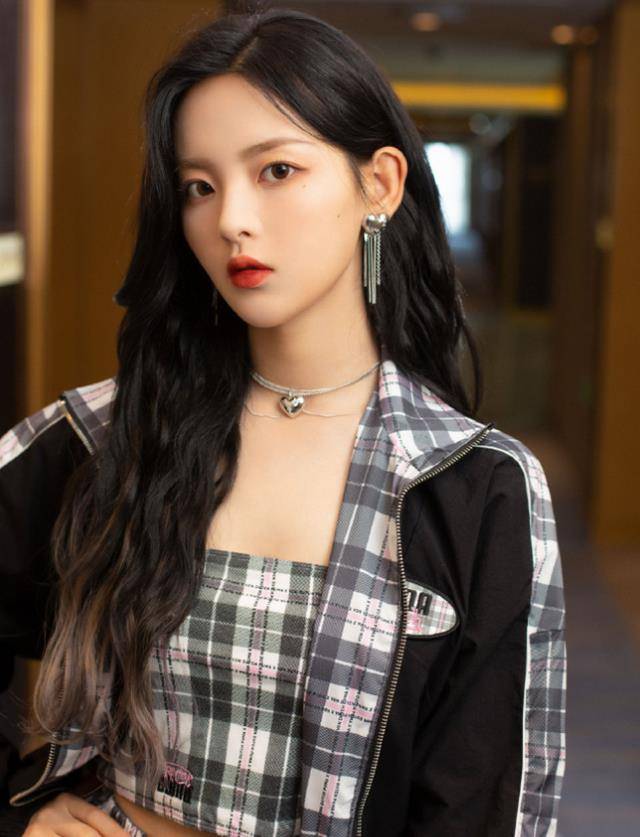 原创杨超越的"水晶袜"要火了!看着仅有薄薄一层,却意外很显腿长