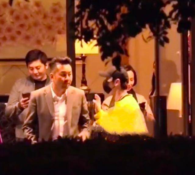 刘嘉玲黄晓明深夜聚餐 鞠躬挥手毕恭毕敬