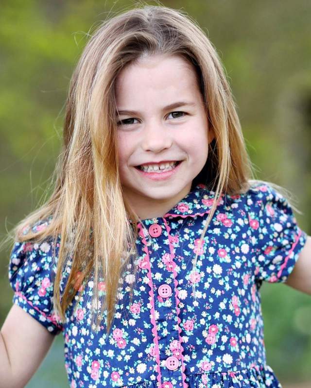 画面上夏洛特笑得非常开心,身穿rachel riley uk印花裙造型出镜,带有