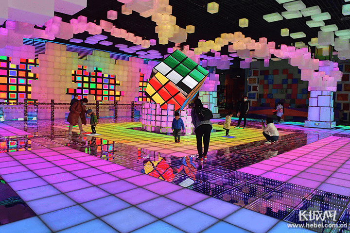 民俗演艺等民俗体验项目,让游客应接不暇;置身于魔方玩国主题场馆中