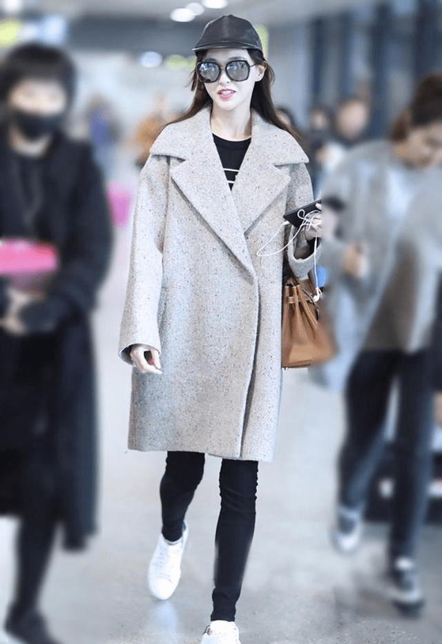 唐嫣把大衣穿出新高度!小白鞋配黑内搭,轻松美出"超模范"