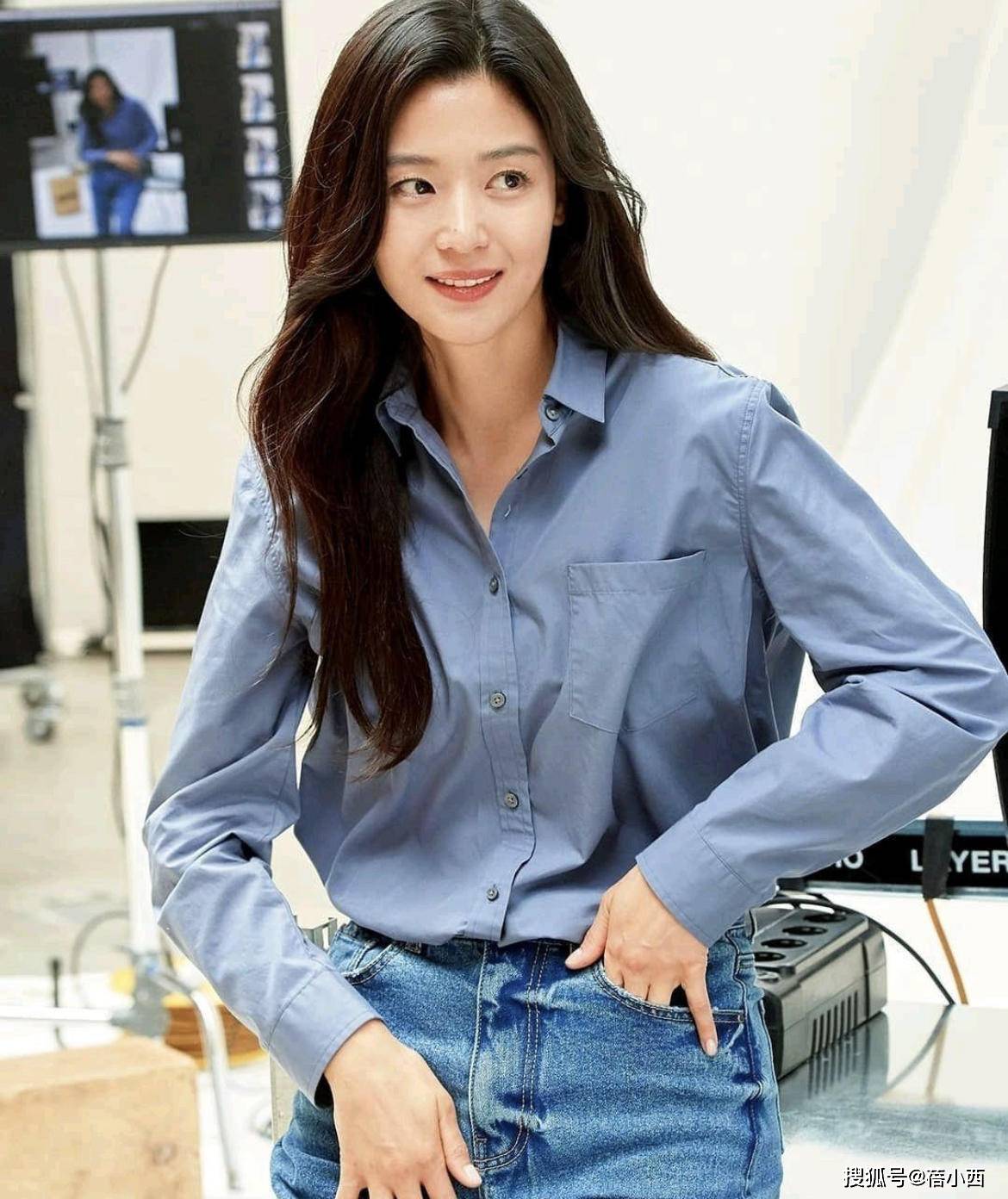 原创全智贤的"国际气质"真是绝了!穿白上衣配橘色裙,极简造型高级