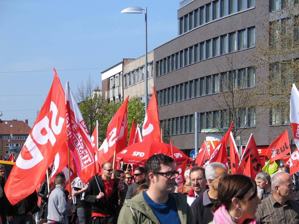 刻意的将每年9月的第一个星期一为劳动节,美国人可以放假一天,全美