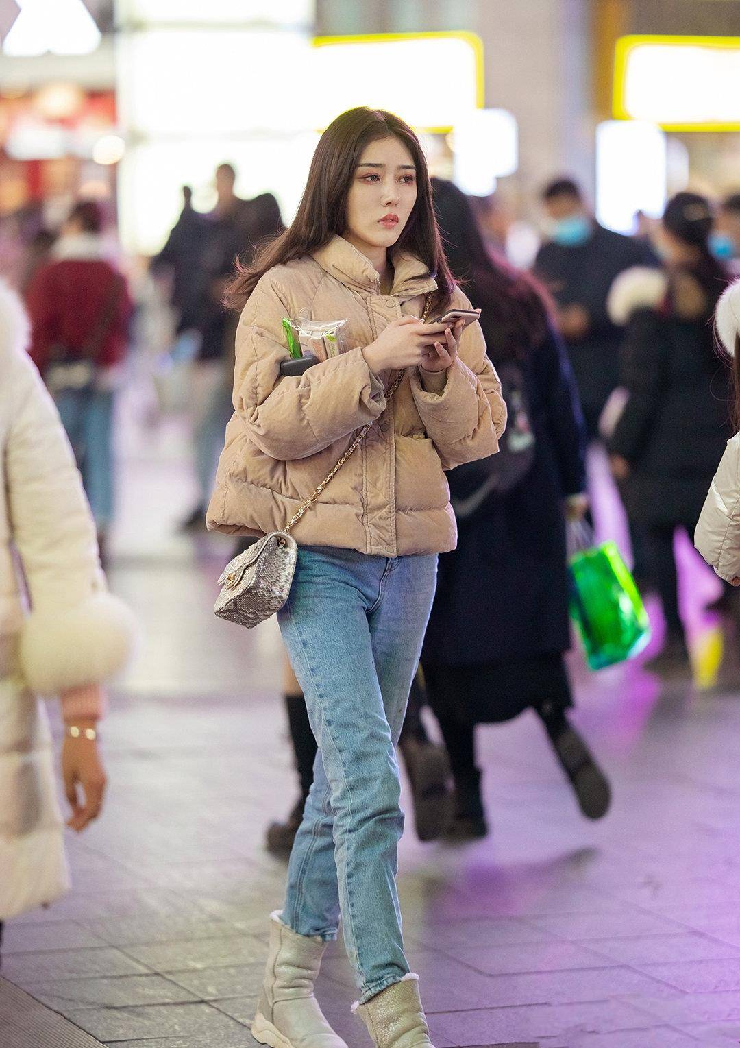 卡其色羽绒服搭配牛仔裤短靴时髦又保暖