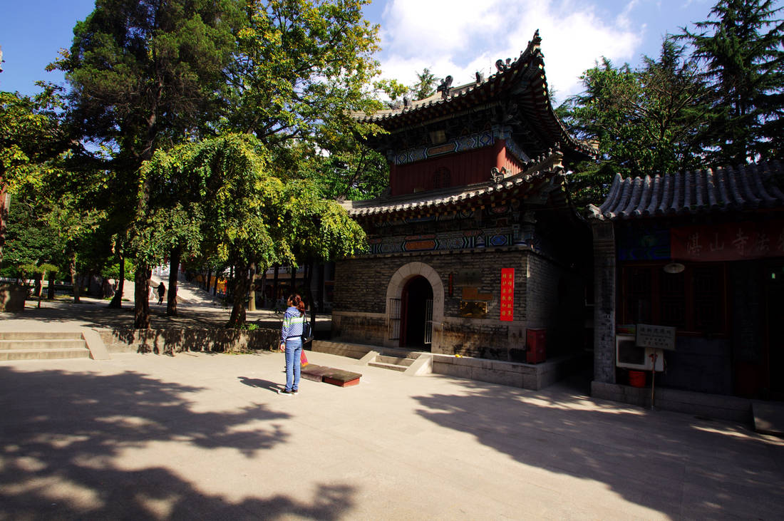 原創山東一座依山而建的寺廟仿明代宮殿建築採用木石結構