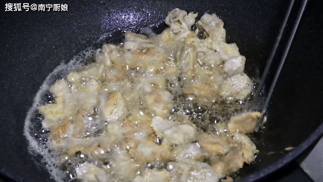 原创
肥肠的家常菜做法,外酥里糯,下酒又下饭,一周吃5次都不嫌腻
爆炒肥肠