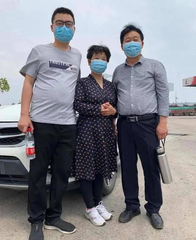 错换人生事件中,郭威的养父郭希宽也是一位军人,父爱如山沉默_父亲