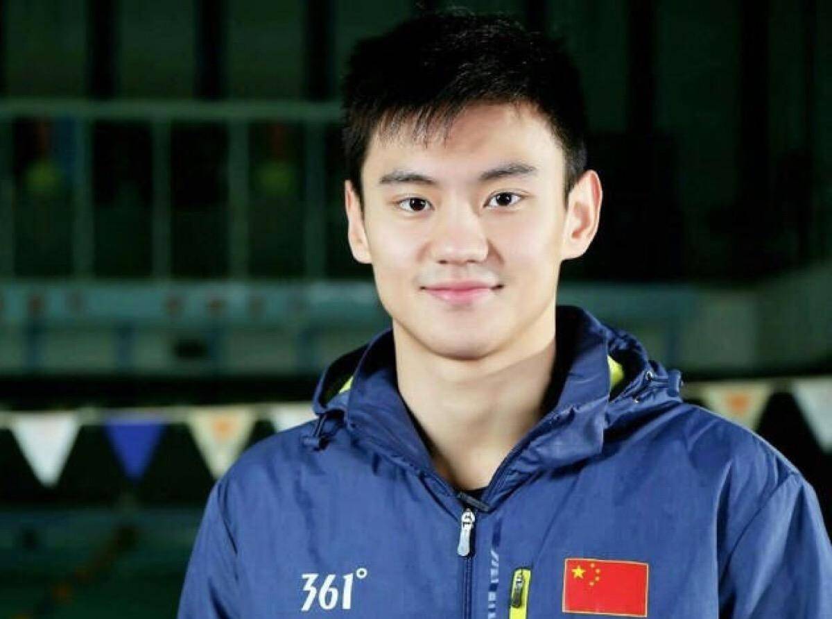 原创28岁宁泽涛当模特身穿绿色睡衣颜值超高自曝腹肌已消失