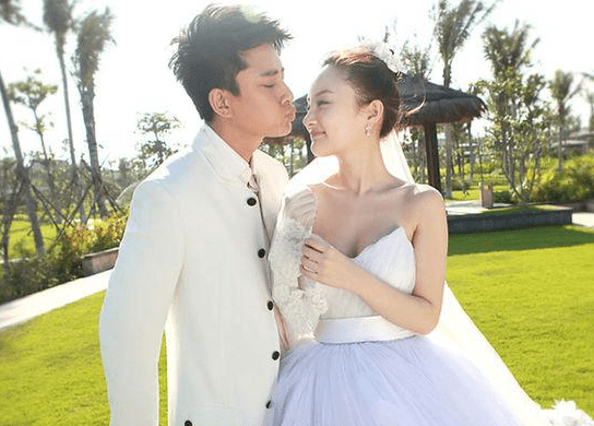 越来越不明白 贾乃亮这是原谅李小璐了吗