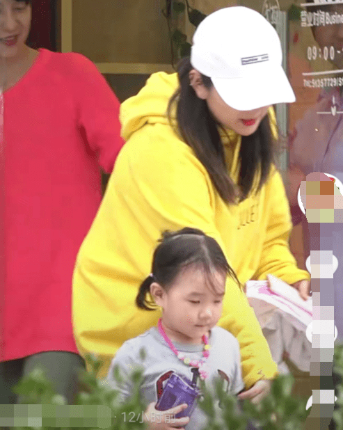 何洁单独送儿子七宝上课,还要接送女儿回家,辛苦抚养4个孩子