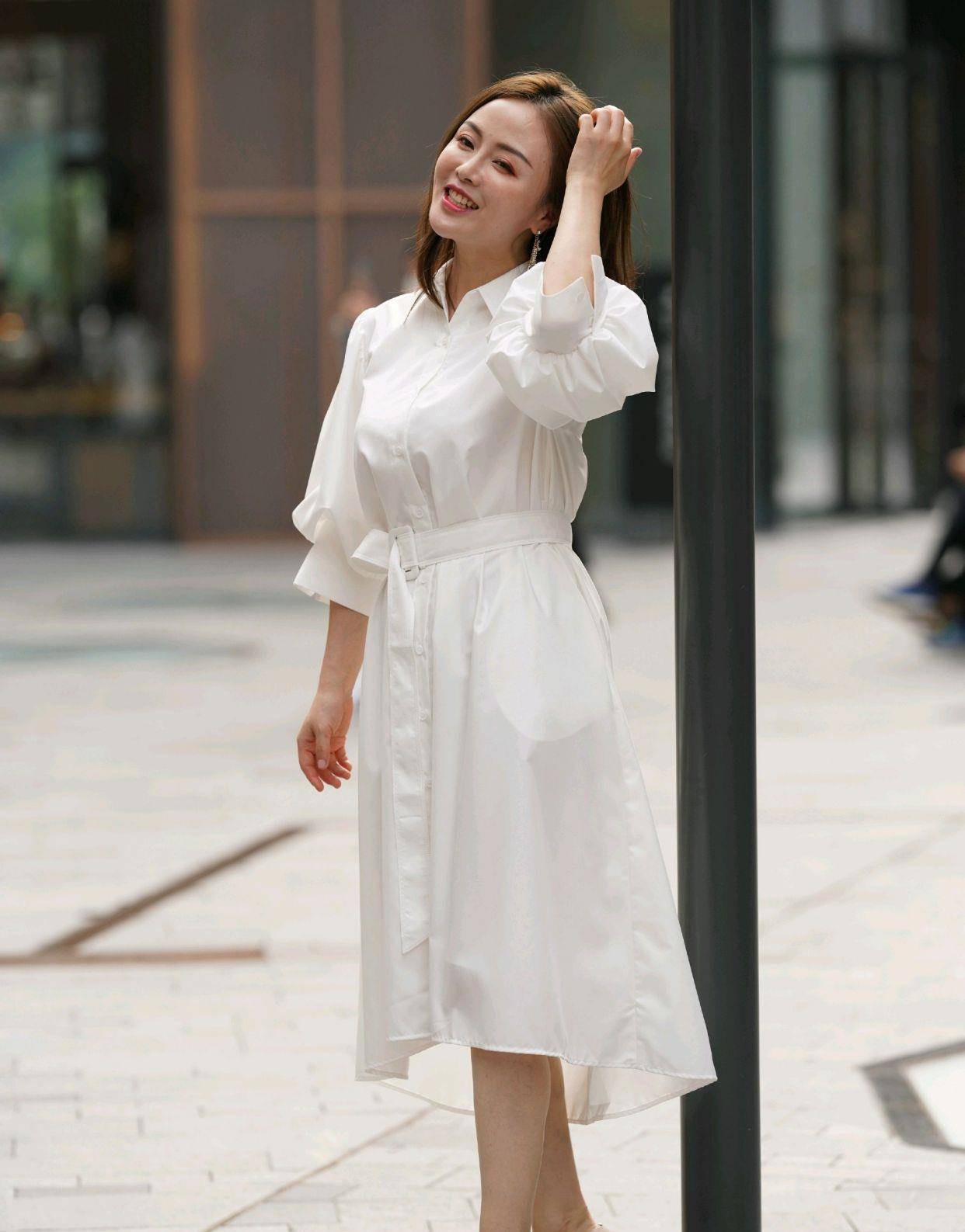 白色衬衫领连衣裙搭配高跟鞋穿出纤瘦的效果