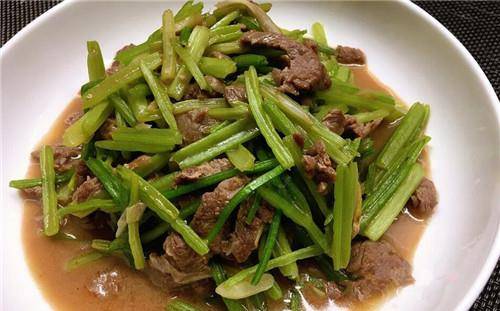 芹菜牛肉丝的做法家常 7aa8a1a5a18f4fb59e1ee0346fba9d18.jpeg