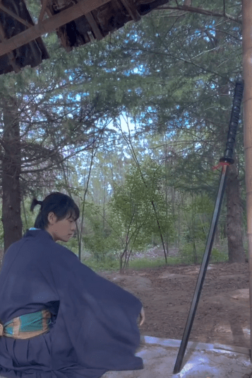 原创肖宇梁五四青年节cos日本武士父亲称其拿的苗刀专家鉴定是日本刀