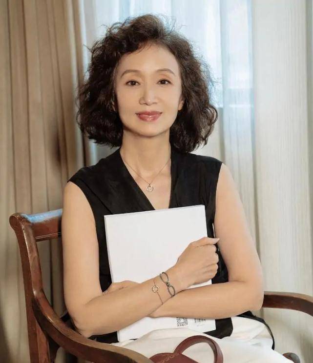 原创这才是50岁女人优雅的典范瞧她的穿衣搭配简单气质又美的洋气