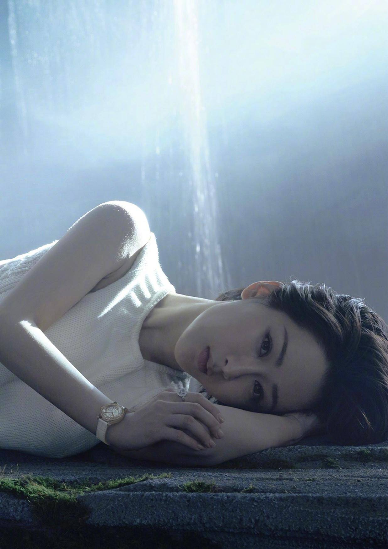 原创杨紫最新时尚大片曝光大胆挑战新风格好身材引热议