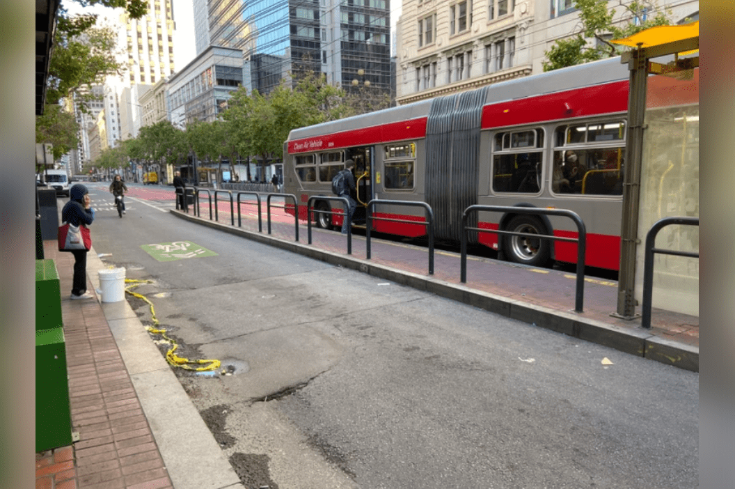 旧金山第4街(4th street)与市德顿街(stockton street)街口的公车站有