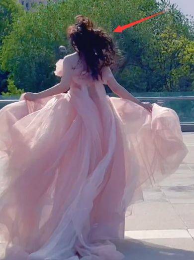 看到李沁跑起来的背影照,一头浓密的头发让很多网友表示羡慕不来,有