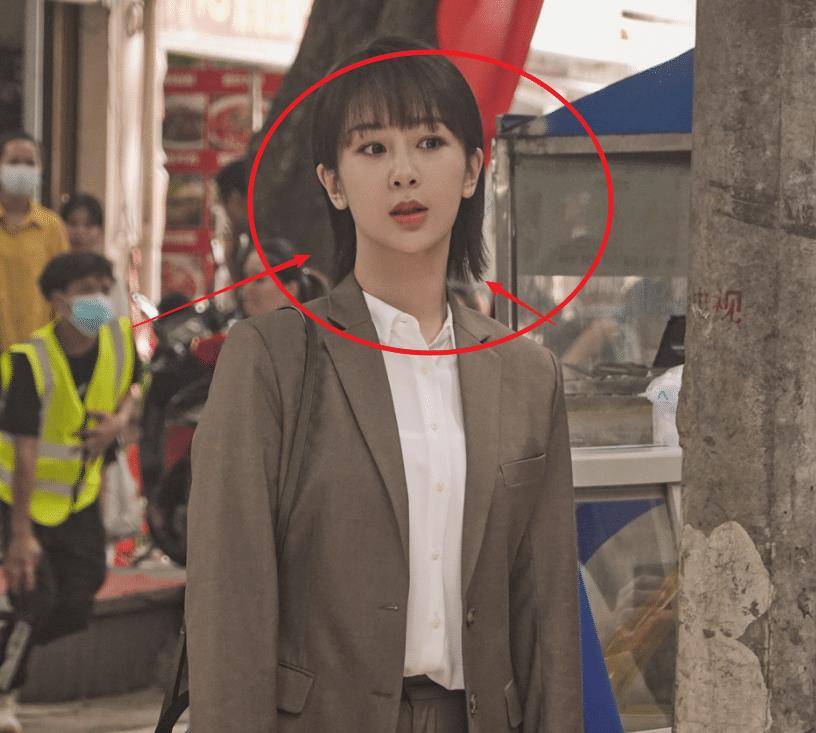 杨紫女心理师路透棕色制服配干练短发路人拍出一米八气场