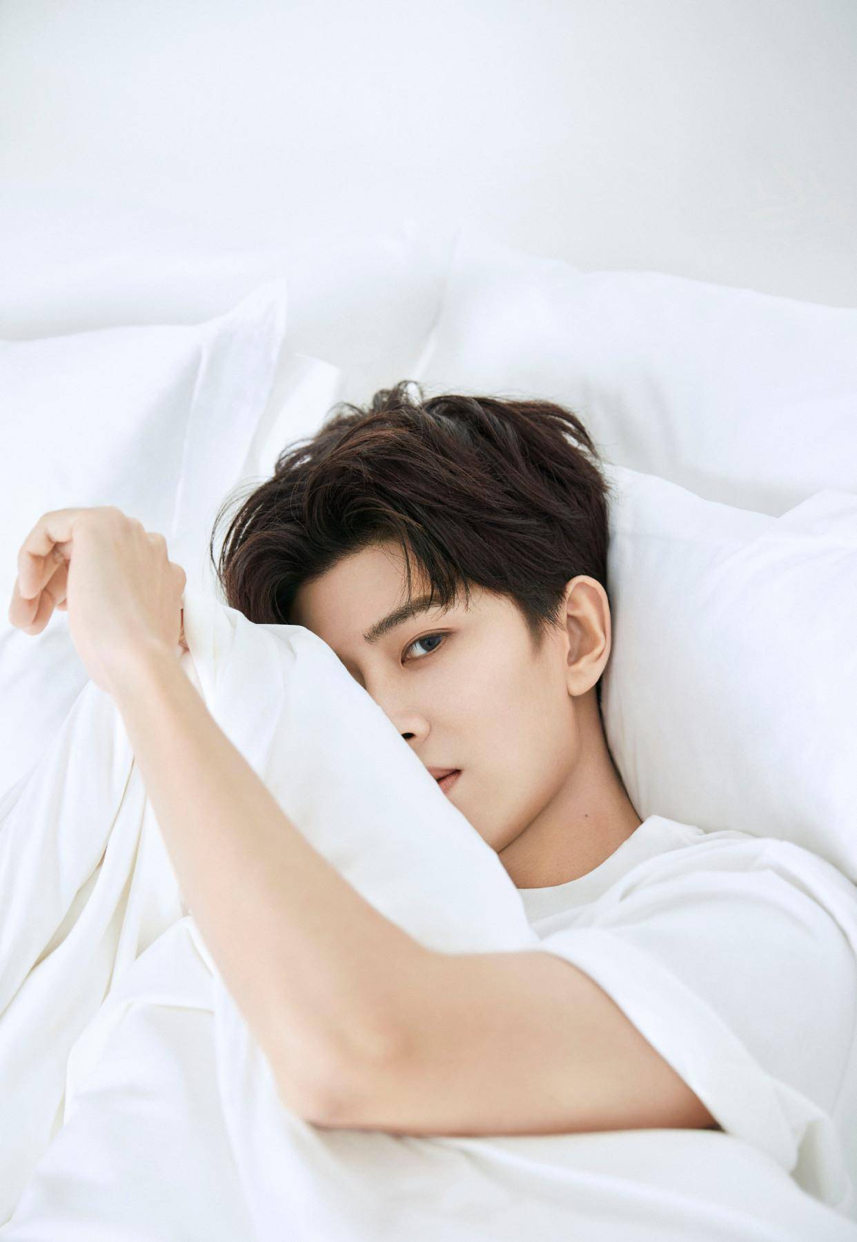 发了两张任嘉伦的新照,也可以说是"床照".