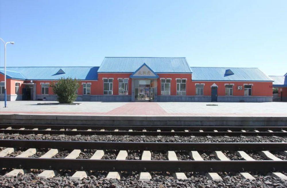 这两座火车站的名字,出现在同一句歌词里_太阳升