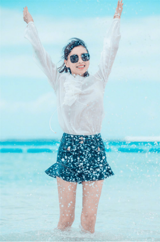 张庭不服老就对了头上戴着花抹着红嘴唇这样的造型一点都不土