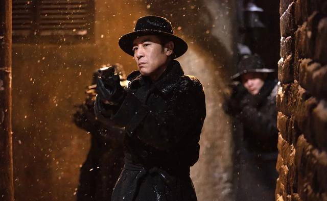 毫无疑问,如果说《悬崖之上》是一艘在国内谍战电影之海上遥遥行驶的