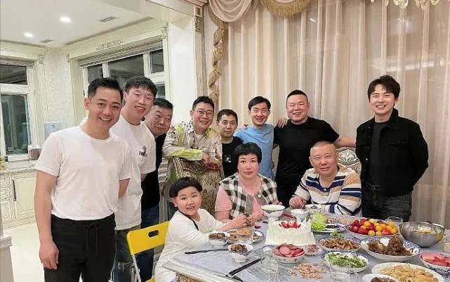 郭德纲小儿子晒自拍,一家四口似复制粘贴一样