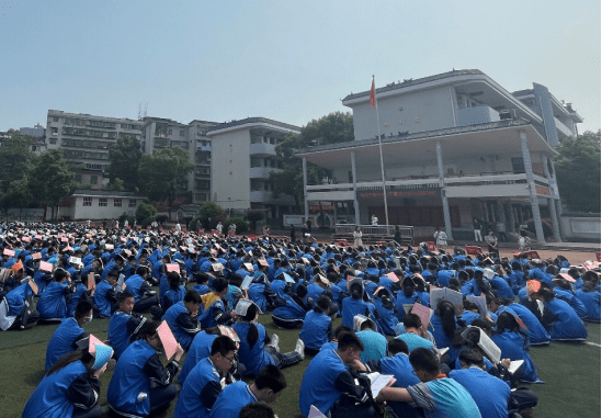 衡阳市逸夫中学开展防震减灾消防应急疏散演练