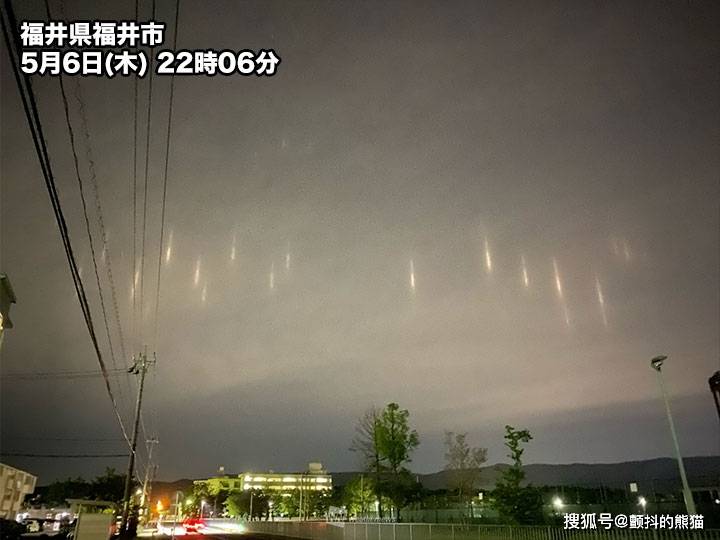 原创日本福井 夜空中出现无数光柱 这神秘的现象是什么