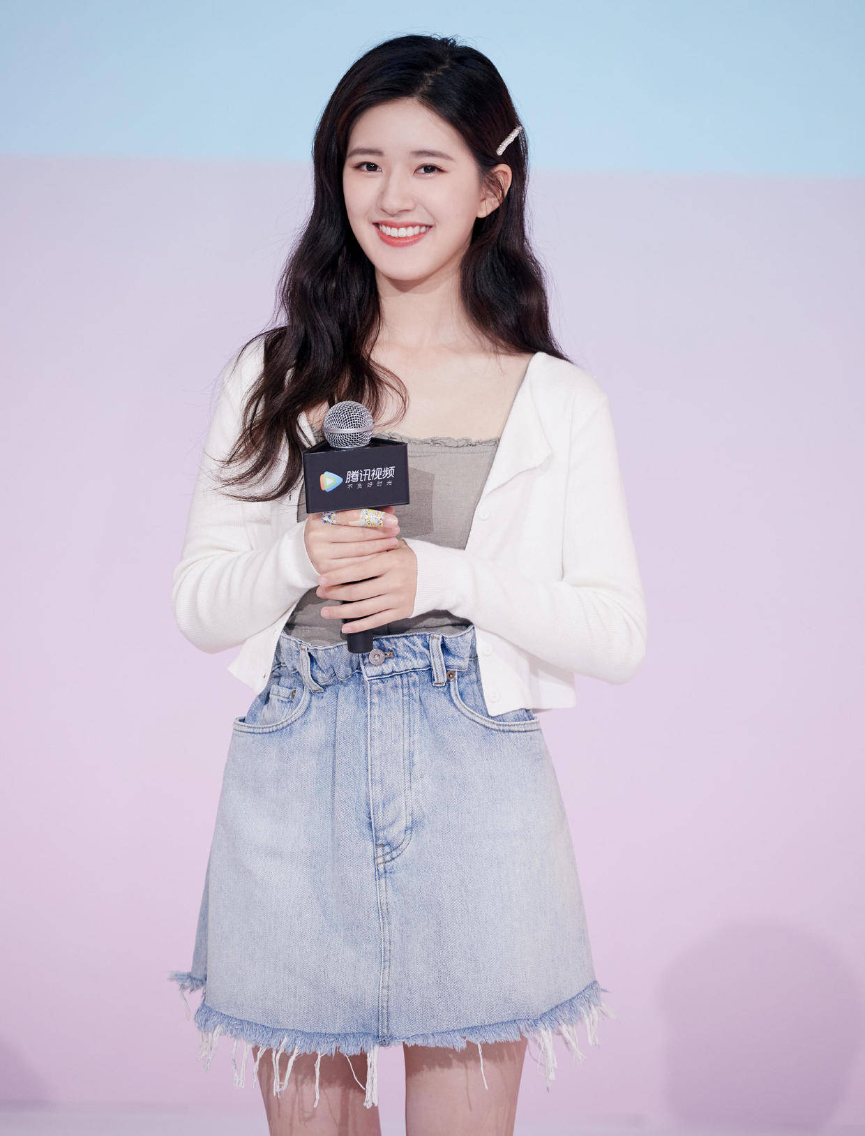 赵露思怪洋气的穿黑色西装知性干练身材纤瘦但圆脸很显胖