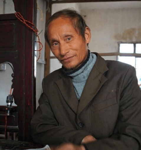 这位男士叫罗元平,他原本过着十分艰苦的生活,因为家庭条件困难