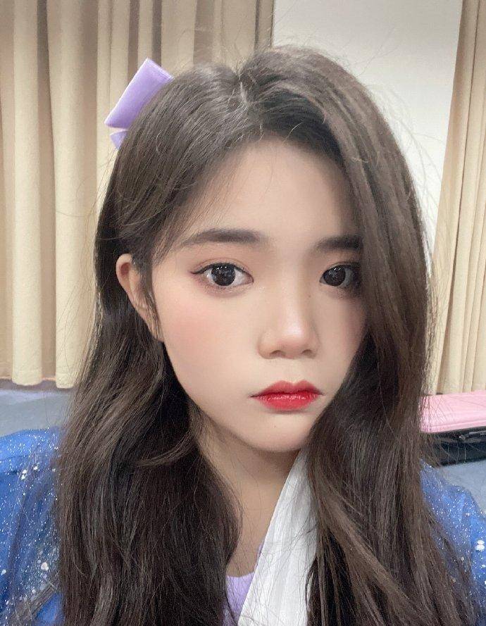 原创刘丽千直播时吐血眉头紧皱发出痛苦呻吟吐血原因不明