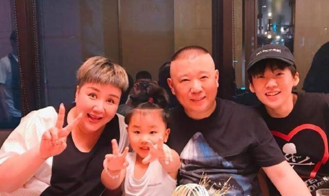郭德纲小儿子晒自拍,一家四口似复制粘贴一样