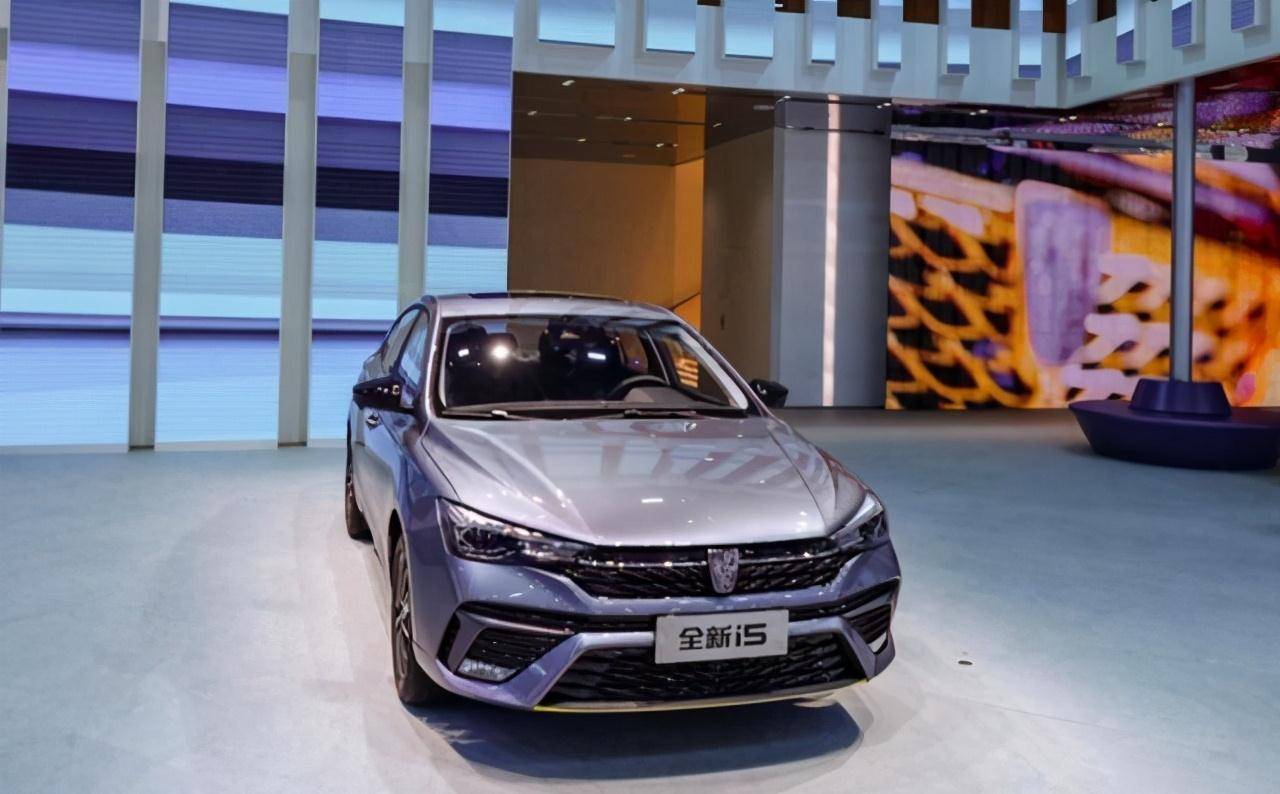 全新荣威i5最大的亮点在于搭载了全球首款720度智能环视影像系统