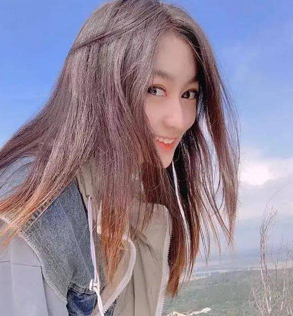 在曝出的少许她的照片中,曾新杨把本人的生存照p成