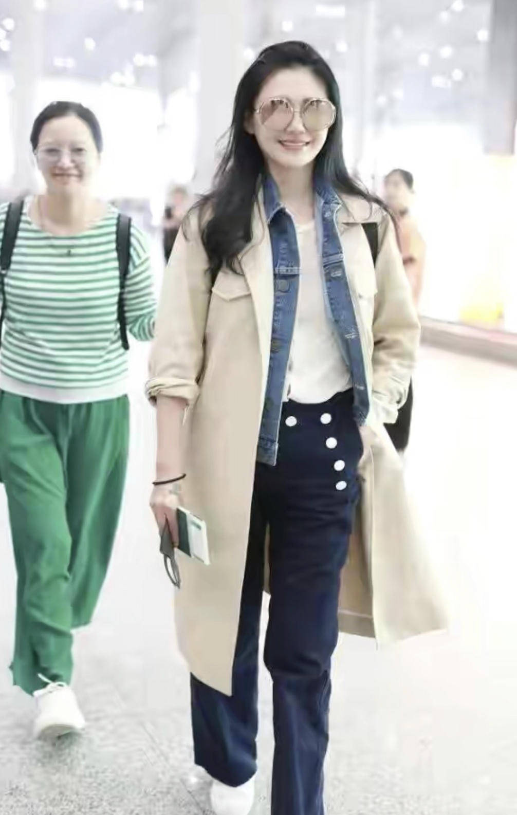 原创大s不服老不行,穿牛仔配印花t挺时髦,圆润身材却有了"阿姨味"