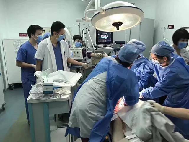 女老板在口服液,输液瓶中下农药致前夫死亡,一审被判无期