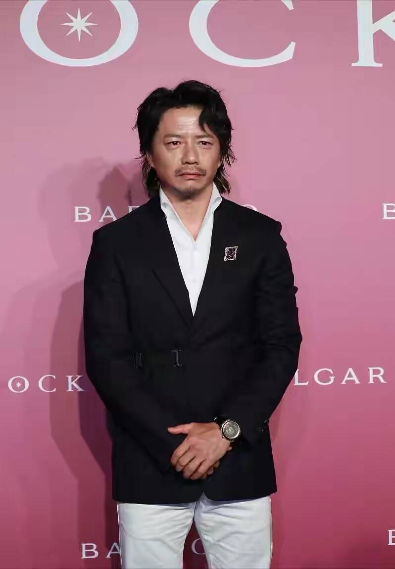 原创段奕宏日籍老婆罕露面穿v领裙气质真好两口子一黑一白好登对