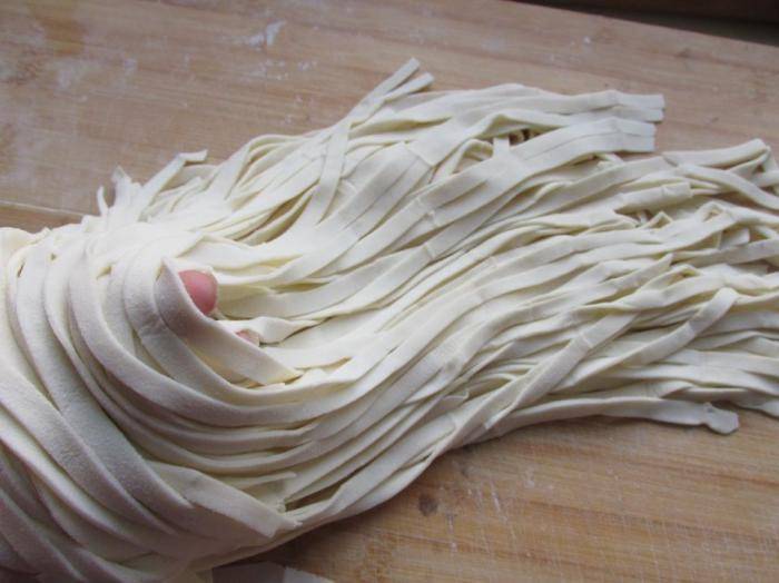 第五步:切完以后,用手直接拉开面条.