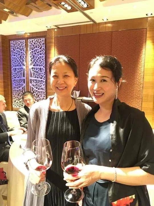 中国嘉德副董事长王雁南来到我们那席敬酒,她见到我很高兴,我们两人