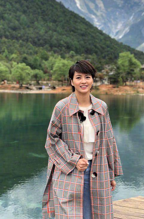 梁咏琪晒踏青照,45岁的素颜苍老蜡黄,身材走样俨然一个老阿姨!_感觉