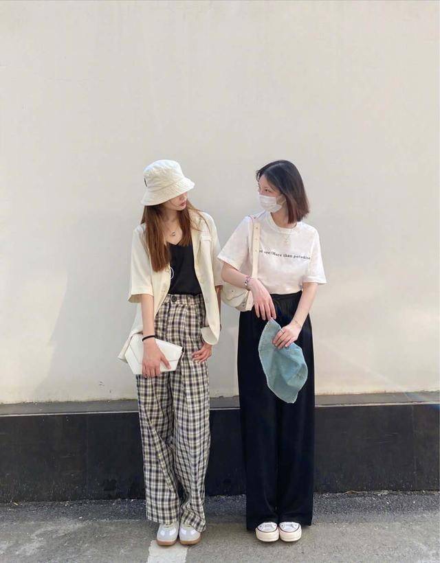 白色为主题搭配运动鞋是对服装进行白色大面积的应用,鞋子也是白色