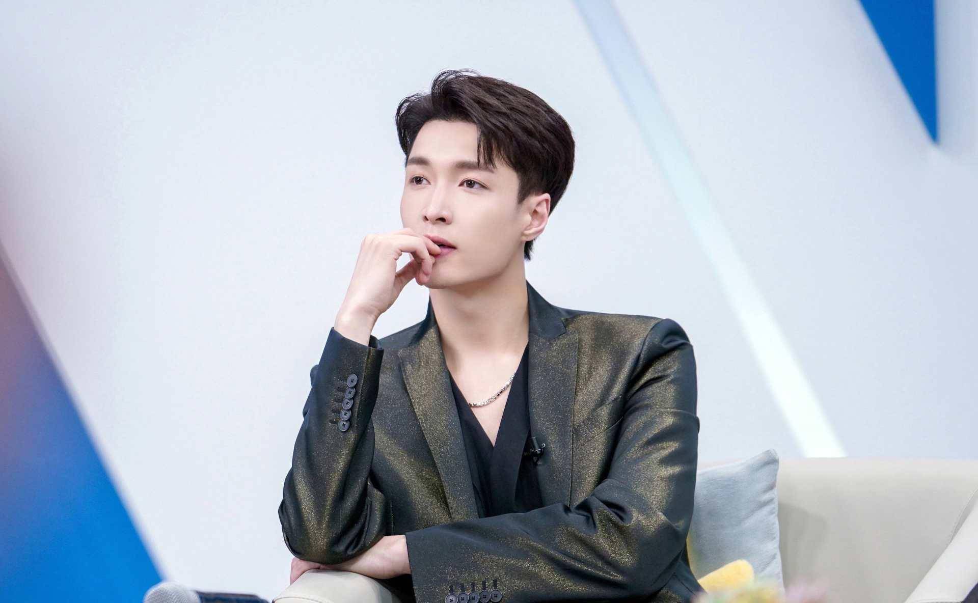 面对品牌方引发的各种争议,张艺兴果断解约,相反,张彬彬反而选择合作