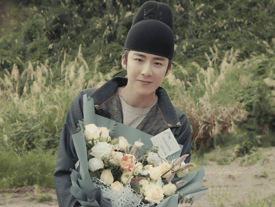 原创《长歌行》杀青生图!赵露思抱住鲜花甜笑,热巴的铠甲装厉害了