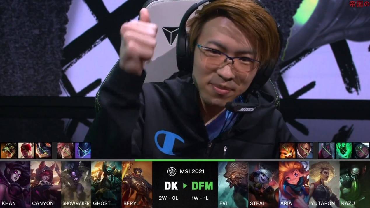 比赛中dfm战队选择疯狂针对dk的上单选手khan,利用上野配合连抓两波