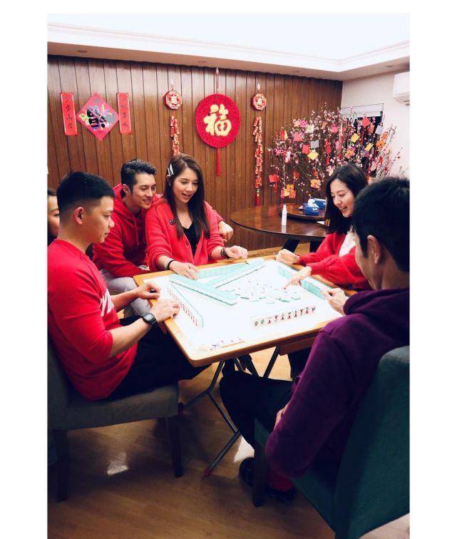 郑嘉颖携妻与林子善黄嘉乐等拜年打麻将 在场只剩唐诗咏是单身_女友