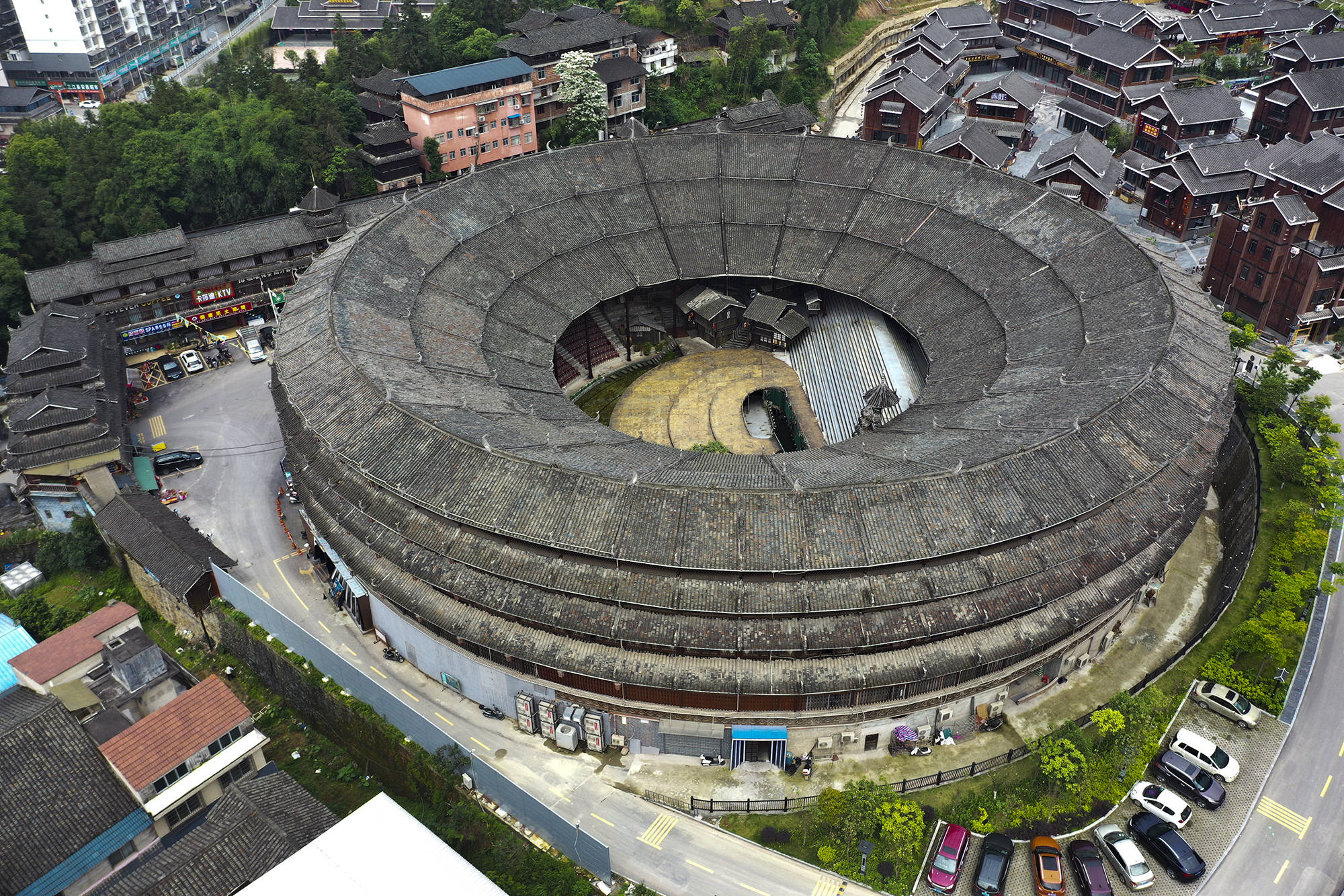 三江县的鸟巢位于月也侗寨,"月也",在侗族人的习俗里是集体做客的意思