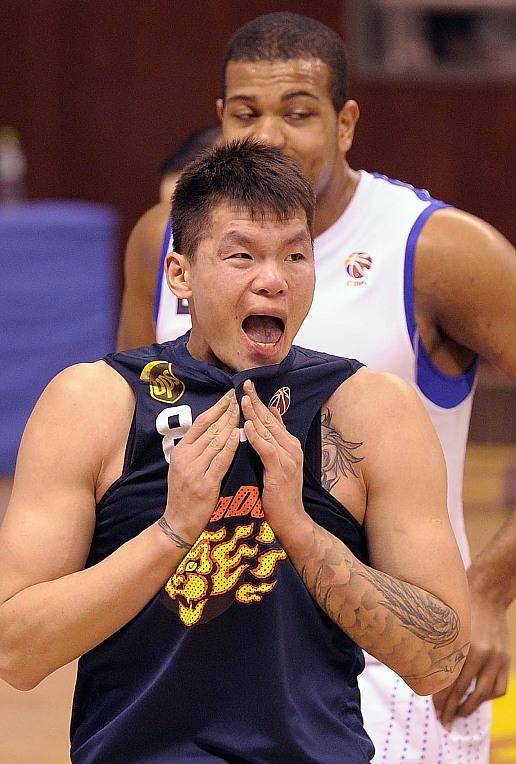 当年为张庆鹏出头组合拳打退巴西男篮的朱芳雨最终得到什么处罚